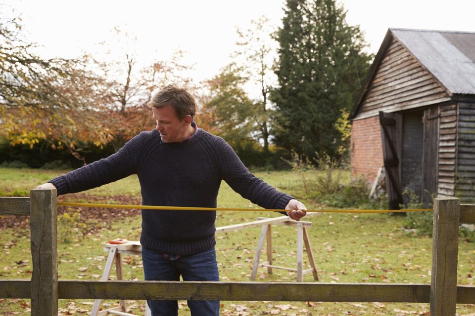 Een hek opmeten voor je nieuwe tuin? Dat doe je zo • Genot Wonen